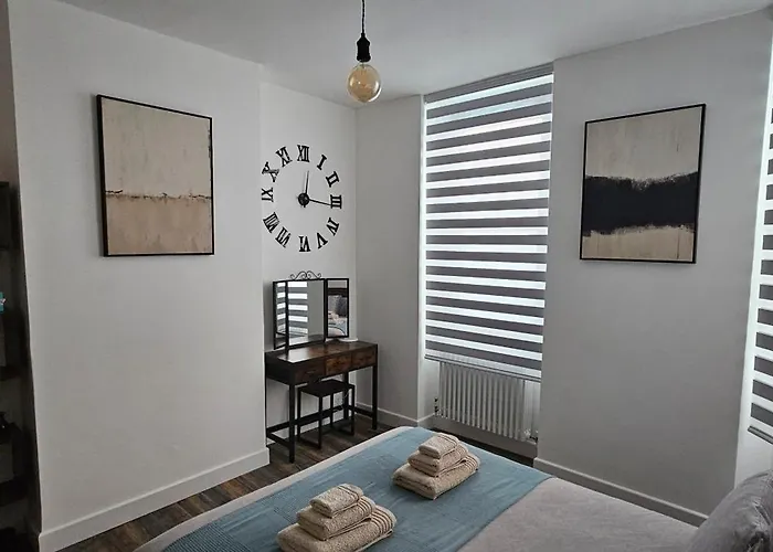 Tower Bridge Spacious King Bedroom With Extra Large Windows